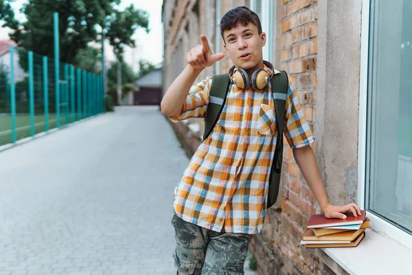 Okula Giderken Kitaplarla Eğitimle Okul Konseptiyle Poz Veren Mutlu Genç — Stok fotoğraf