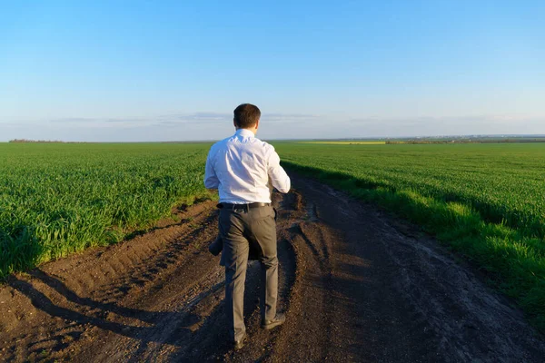 Adamı Bir Kır Yolu Boyunca Yürüyor Yeşil Alan Serbest Konsepti — Stok fotoğraf