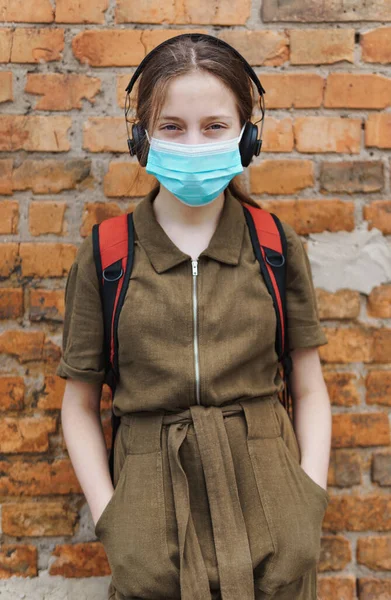 Skolflicka Poserar Mot Tegelvägg Skolans Bakgård Bär Skyddande Mask Ansiktet — Stockfoto