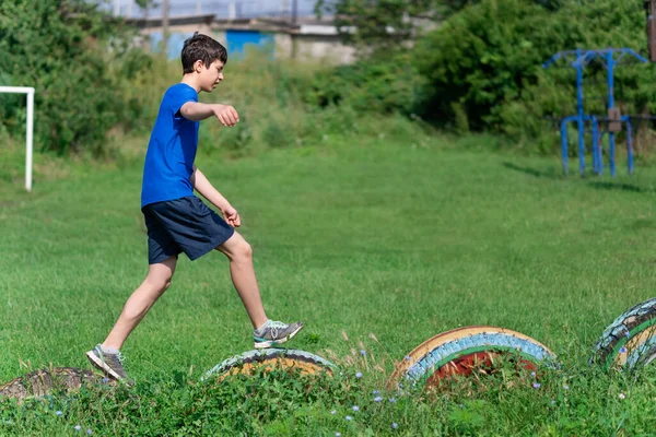 Jugendlicher Turnt Freien Sportplatz Auf Dem Hof Rennt Und Springt — Stockfoto