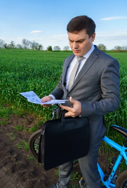 Бизнесмен Велосипедом Работает Документами Зеленом Газоне Бизнес Концепция Свободы Отдыха — стоковое фото