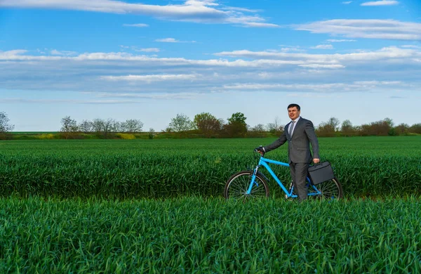 Uomo Affari Bicicletta Campo Erba Verde Concetto Business Libertà Vacanza — Foto Stock