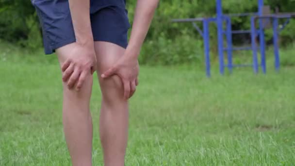 Dospívající Chlapec Cvičení Venku Sportovní Hřiště Dvoře Dělá Warm Zdravý — Stock video
