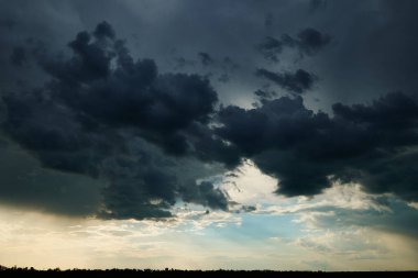 Güzel, karanlık, dramatik gökyüzü. Güneş ışığı ve bulutlar arka planda.