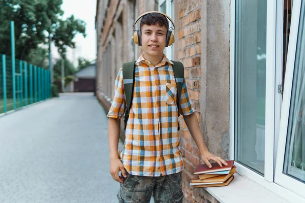 Счастливый Портрет Мальчика Подростка Дороге Школу Позирование Книгами Образование Обратно — стоковое фото