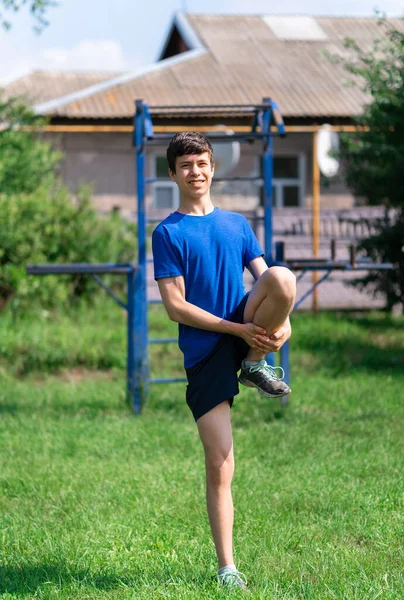 Teenager Junge Der Freien Trainiert Sportplatz Auf Dem Hof Macht — Stockfoto