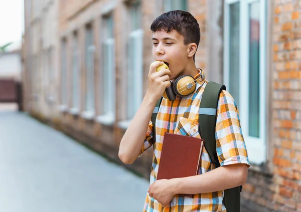 Okula Giderken Mutlu Ergen Portresi Yiyor Bir Elma Yiyor Eğitim — Stok fotoğraf