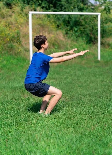 Adolescente Exercitando Livre Campo Esportes Quintal Ele Agacha Faz Aquecimento — Fotografia de Stock