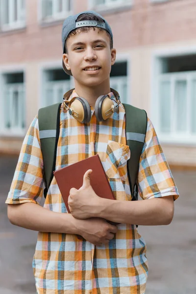 Adolescente Menino Retrato Caminho Para Escola Educação Volta Conceito Escola — Fotografia de Stock