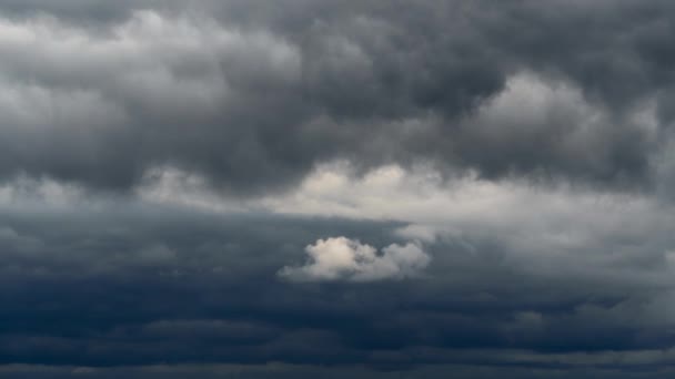 雨の前に嵐の雲の時間の経過と美しい暗い劇的な空 — ストック動画