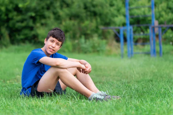 Adolescente Exercitando Livre Campo Esportes Quintal Ele Senta Grama Verde — Fotografia de Stock