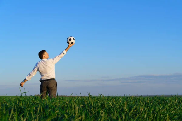 Geschäftsmann Posiert Mit Fußballball Auf Grünem Rasen Freiberuflich Sport Und — Stockfoto