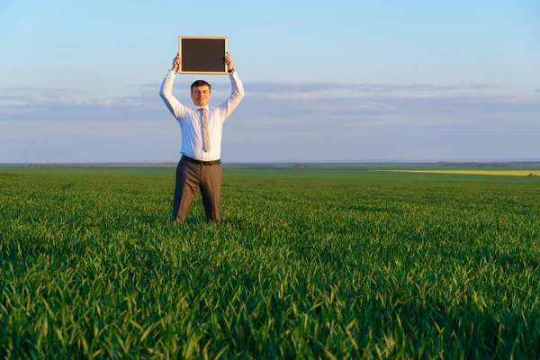 Empresario Sostiene Una Pizarra Con Espacio Vacío Posa Campo Hierba — Foto de Stock