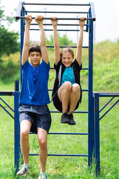 Adolescente Haciendo Ejercicio Aire Libre Campo Deportes Patio Posando Barra — Foto de Stock