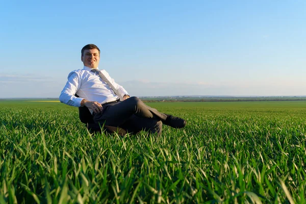 사업가는 사무실 의자에 앉아서 프리랜서 비즈니스 잔디와 배경으로 — 스톡 사진