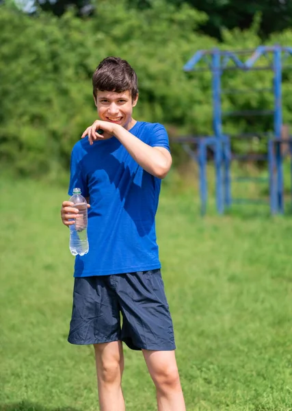 Jugendlicher Beim Sport Freien Sportplatz Hof Öffnet Eine Flasche Wasser — Stockfoto
