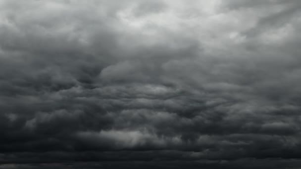 雨の前に嵐の雲の時間の経過と美しい暗い劇的な空 — ストック動画