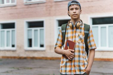 Okula, eğitime ve okul konseptine dönüş yolunda erkek portresi