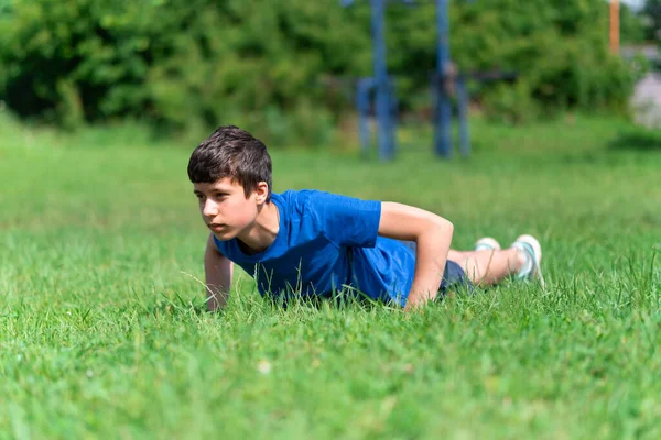 Adolescente Exercitando Livre Campo Esportes Quintal Ele Faz Flexões Campo — Fotografia de Stock