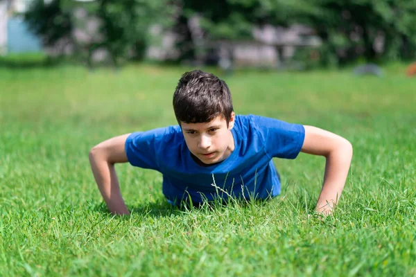 Teenager Junge Trainiert Freien Sportplatz Hof Liegestütze Auf Dem Grünen — Stockfoto