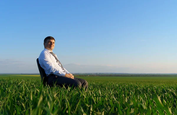 Empresário Senta Uma Cadeira Escritório Campo Descansa Freelance Conceito Negócios — Fotografia de Stock