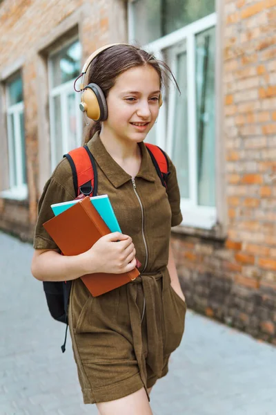 Okula Giden Genç Bir Liseli Kız Kulaklıkla Müzik Dinliyor Bir — Stok fotoğraf