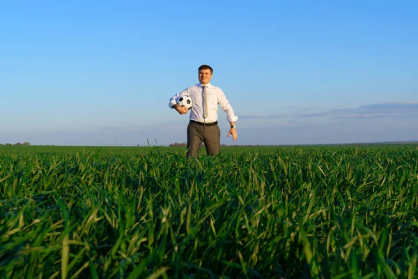 Geschäftsmann Posiert Mit Fußballball Auf Grünem Rasen Freiberuflich Sport Und — Stockfoto