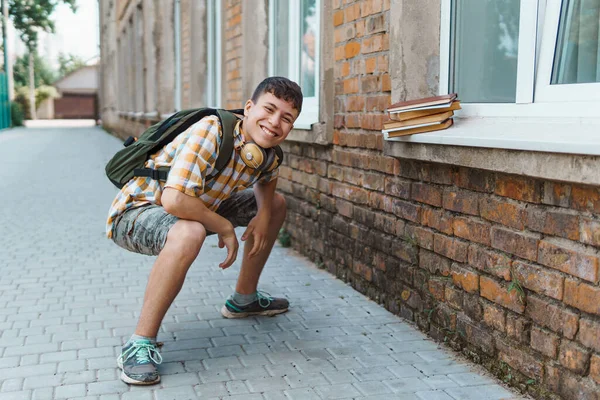 Okula Eğitime Okul Konseptine Dönüş Yolunda Mutlu Erkek Portresi — Stok fotoğraf