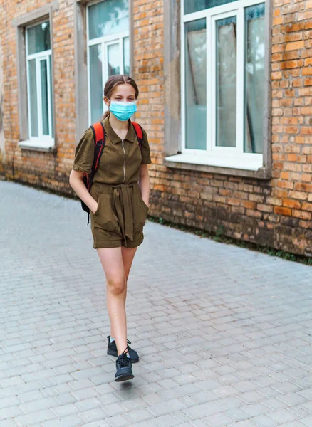 Έφηβη Μαθήτρια Στο Δρόμο Για Σχολείο Χρησιμοποιούν Προστατευτικές Μάσκες Προσώπου — Φωτογραφία Αρχείου