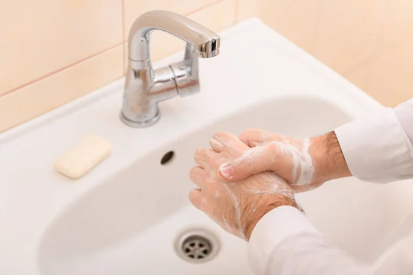 Handwas Met Zeep Gel Onder Stromend Water Wastafel Reinheid Hygiëne — Stockfoto