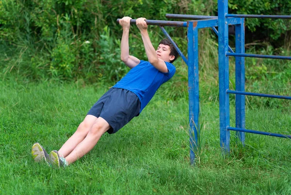 Tiener Jongen Oefenen Buiten Sportveld Tuin Hij Trekt Zich Omhoog — Stockfoto