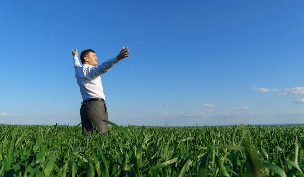 Zakenman Poseert Een Veld Kijkt Hij Verte Rust Groen Gras — Stockfoto