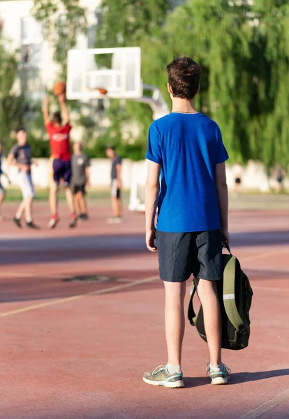 Ein Teenager Steht Stadion Und Schaut Basketball — Stockfoto