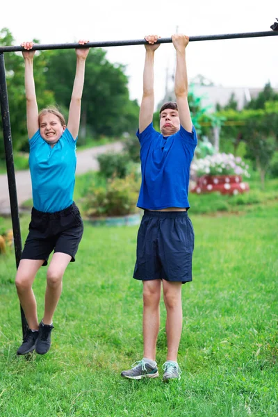 Dospívající Chlapec Dívka Hraje Venku Sportovní Hřiště Dvoře Pózují Horizontálním — Stock fotografie