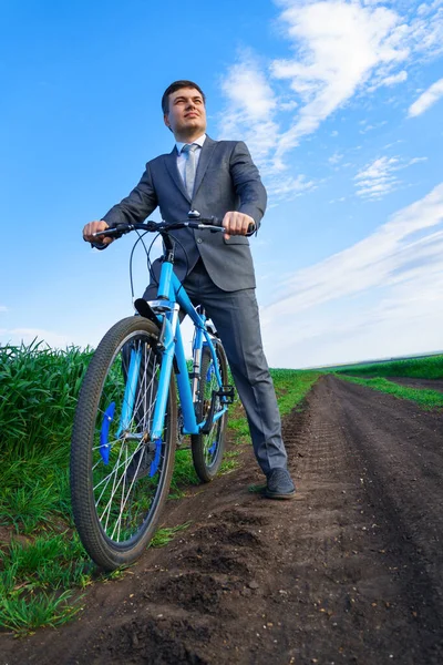 Businessman Bicycle Posing Green Grass Field Business Concept Freedom Vacation — Stock Photo, Image