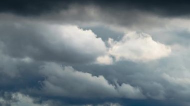 Güzel, karanlık, dramatik gökyüzü, fırtınalı bulutlar, zaman yağmurdan önce akıp gidiyor. 