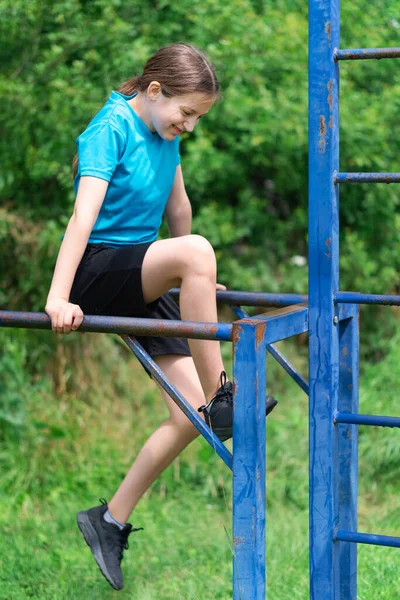 Genç Kız Dışarıda Egzersiz Yapıyor Bahçede Spor Yapıyor Barlarda Şınav — Stok fotoğraf