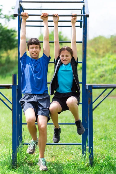 Adolescente Haciendo Ejercicio Aire Libre Campo Deportes Patio Posando Barra — Foto de Stock