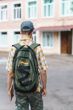 Okula, eğitime ve okul konseptine dönüş yolunda erkek portresi