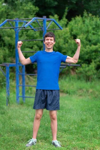 Adolescente Exercitando Livre Campo Esportes Quintal Ele Posando Faz Aquecimento — Fotografia de Stock