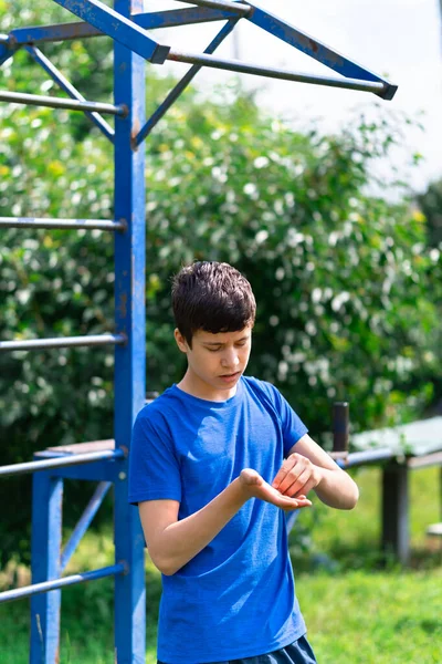 Adolescente Está Haciendo Deportes Aire Libre Campo Deportes Patio Comprueba —  Fotos de Stock