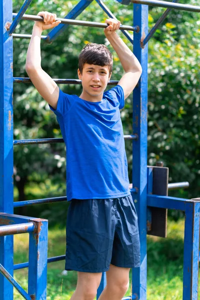 Adolescente Exercitando Livre Campo Esportes Quintal Ele Puxa Bar Horizontal — Fotografia de Stock