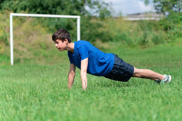 Adolescente Exercitando Livre Campo Esportes Quintal Ele Faz Flexões Campo — Fotografia de Stock