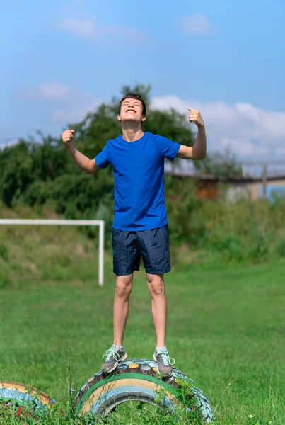 Adolescente Exercitando Livre Campo Esportes Quintal Ele Fica Uma Roda — Fotografia de Stock