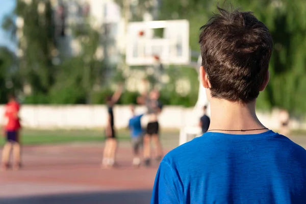 Tonårskille Står Vid Arenan Och Tittar Basket — Stockfoto