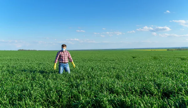 Hombre Como Agricultor Posa Campo Vestido Con Una Camisa Cuadros —  Fotos de Stock