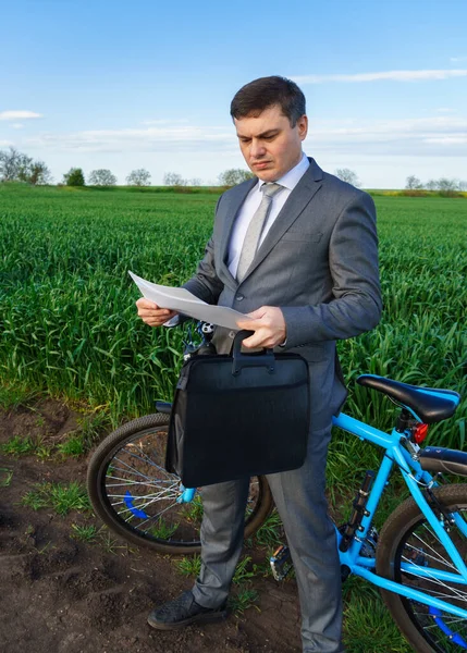 Uomo Affari Con Una Bicicletta Lavora Con Documenti Campo Erba — Foto Stock