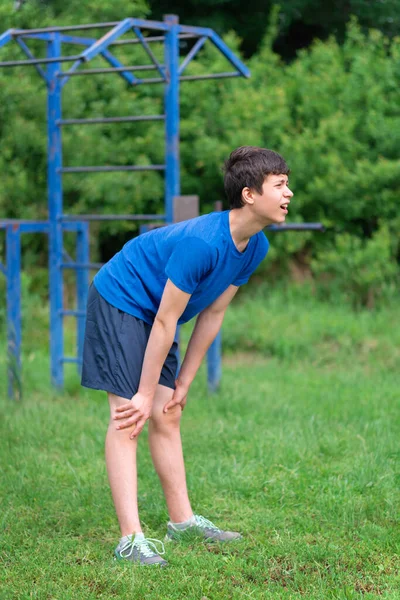 Adolescente Exercitando Livre Campo Esportes Quintal Ele Posando Faz Aquecimento — Fotografia de Stock