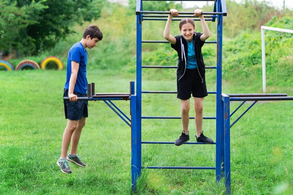 Adolescente Che Esercita All Aperto Campo Sportivo Cortile Posa Bar — Foto Stock