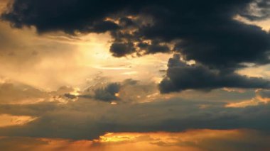 Güzel gün batımı gökyüzü zaman kayması, parlak güneş ve karanlık bulutların silueti bir arka plan olarak